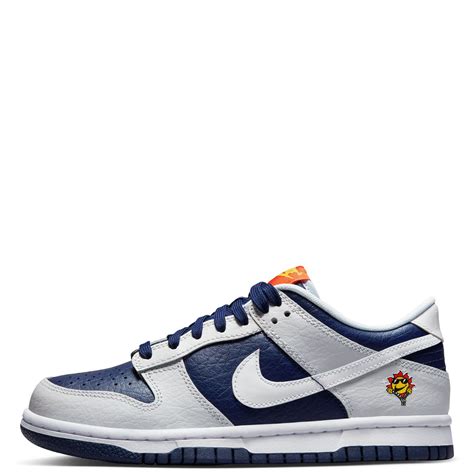 From the super durable build to the shoes classic shape and feel, we honor this hardwood icon thatll fit easily into your kicks collection and is always ready to play. . Grade school nike dunks